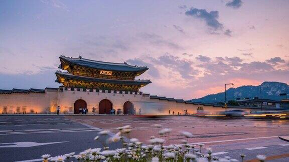 韩国首尔市中心夕阳西下后车辆从光华门前经过宫名“京福宫”