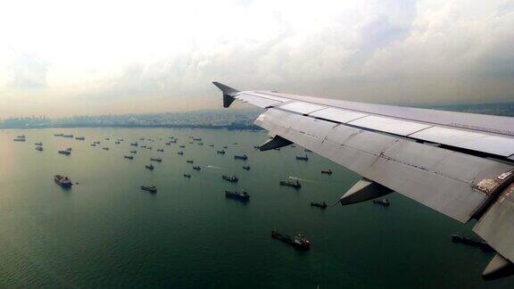 透过飞机窗户观看新加坡湾