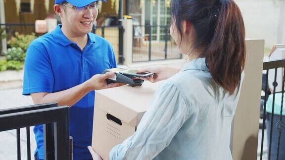 4K超高清:亚洲女子从快递员手中接过包裹