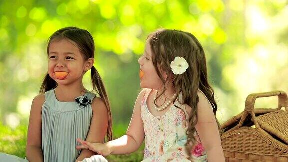 两个小女孩开心的吃水果