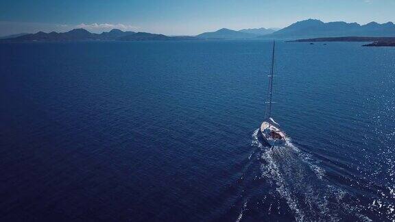 意大利撒丁岛一艘帆船的航拍视频