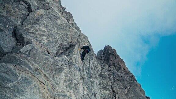 欧洲阿尔卑斯山脉的尖峰攀岩者在陡峭的岩壁上