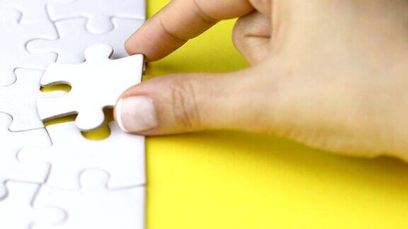 女子通过添加最后一块来解决具有挑战性的拼图游戏
