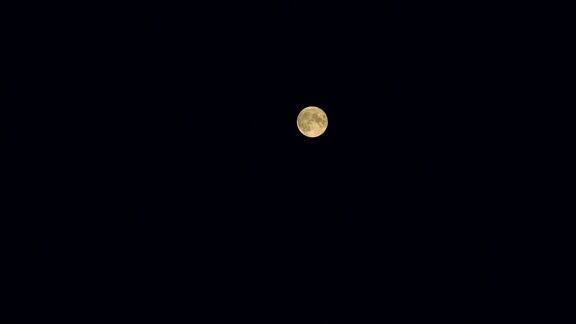 漆黑夜晚的满月无云之夜的满月万圣节夜的满月间隔拍摄