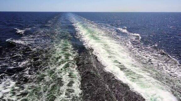高速摩托艇后面是碧绿的泡沫状海浪
