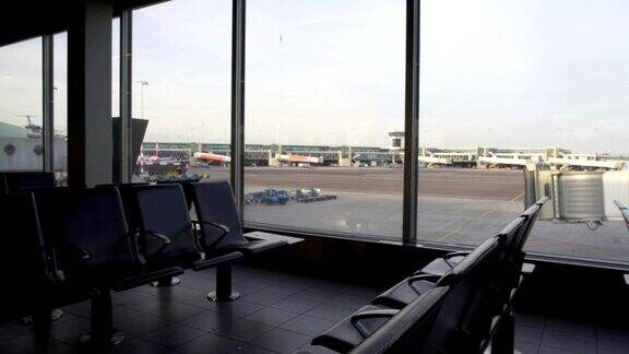 机场候机室的空座位透过窗户可以看到跑道