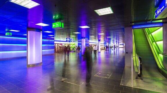 瑞士苏黎世城著名火车站地下拥挤大厅全景4k时间流逝