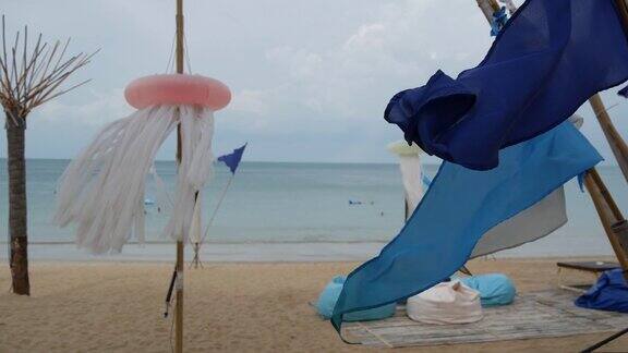 蓝旗迎风飘扬热带海滩上的小三角蓝旗在多云的天气中迎风飘扬