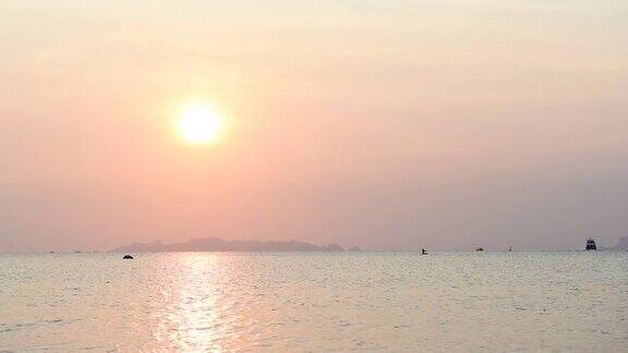 泰国苏梅岛美丽的金色沙滩和大海日落