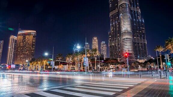 时间推移的哈利法塔摩天大楼在晚上在迪拜的十字路口