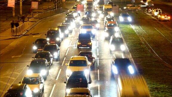 晚上在路上撞车汽车事故交通在城市间隔拍摄公路夜景与市区交通夜景时光流逝4kUHD