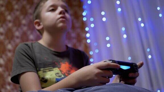 青少年男孩玩视频游戏的操纵杆按按钮与手指4K