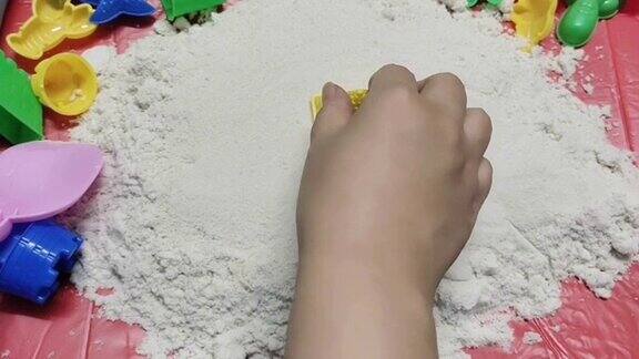 用塑料块玩动沙