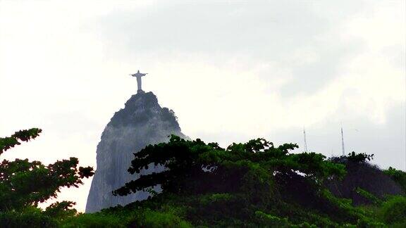 巴西一座山上的救世主基督雕像