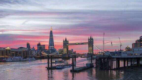 暮色中的伦敦和塔桥