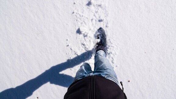 穿雪鞋的男人在刚刚落下的雪上