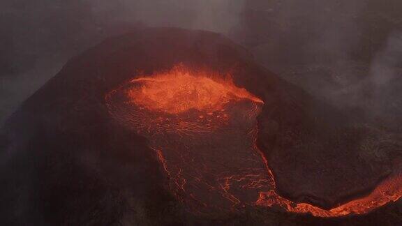 灼热的火山口喷出的熔岩