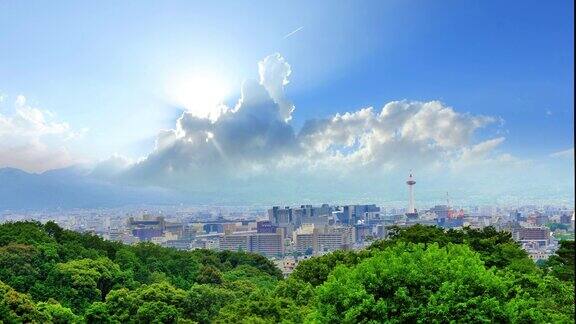 日本京都塔上的日落和云彩