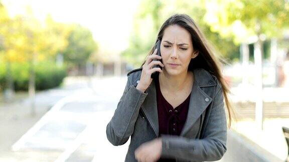 一个愤怒的女人在公园里打电话争吵