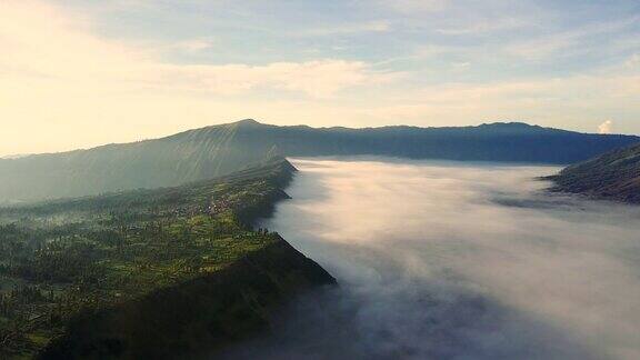 4K:鸟瞰图的布罗莫火山东爪哇无人机相机在印度尼西亚布罗莫火山鸟瞰图