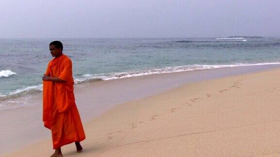 斯里兰卡海滩见习和尚