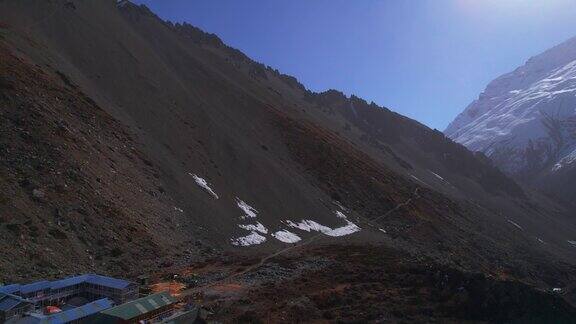 航拍照片显示徒步旅行者在喜马拉雅山脉山顶的建筑物在提里科大本营徒步旅行住宿宾馆建筑旅游理念