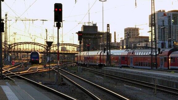 慕尼黑中央车站的轨道上有一辆火车