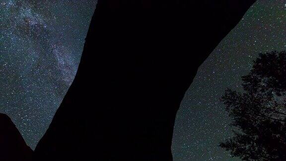 土狼峡谷自然桥梁与银河移动穿过天空