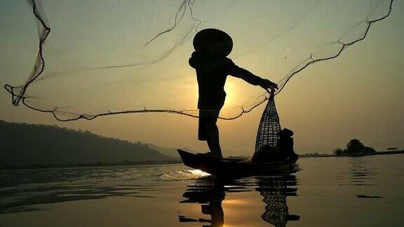 当地渔民的生活方式以慢镜头拍摄在早晨的日出