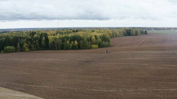 无人机拍摄农村秋季拖拉机耕地农民工作日