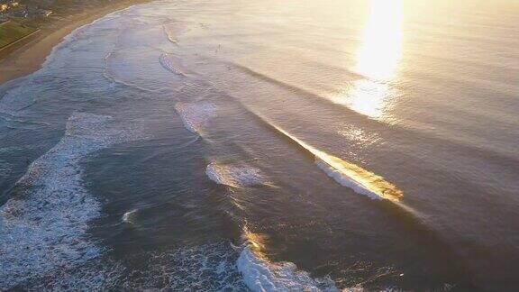 海滩波浪鸟瞰图