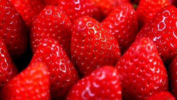 新鲜采摘的草莓特写