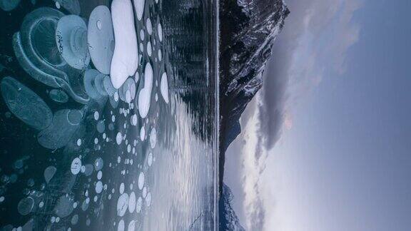 日出冻湖与冰泡时间流逝