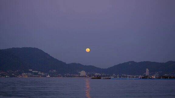 海滨城市月亮夜景特写