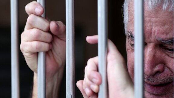 被关在监狱里的绝望老人在哭泣