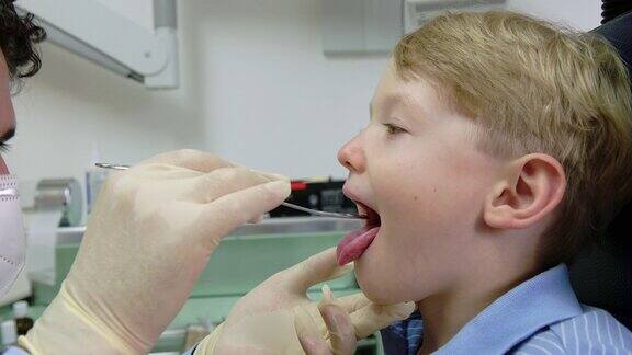 耳鼻喉科医生检查小男孩的喉咙