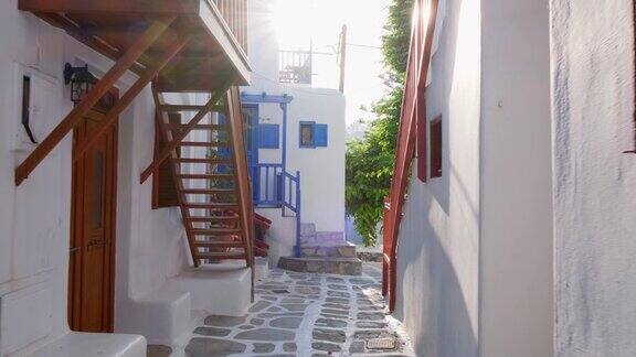 走在希腊米科诺斯岛的米科诺斯大街上