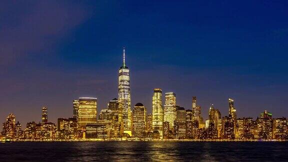 黄昏到夜晚的时间推移:纽约下曼哈顿和哈德逊河从新泽西边
