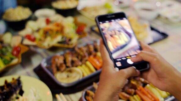 一组人拍摄寿司牛排萨尔曼天妇罗日本食物