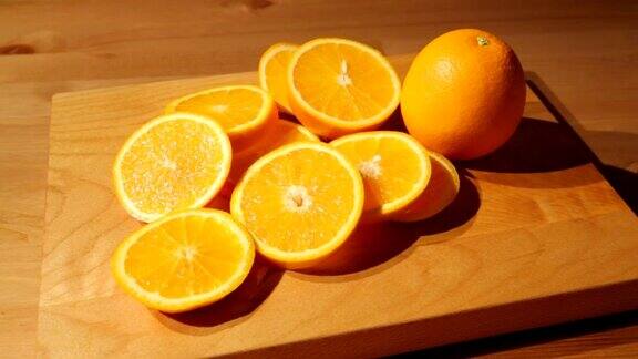 在砧板上切橘子
