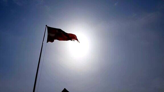 丹麦国旗在阳光下飘扬在天空中是国家的象征爱国主义的象征