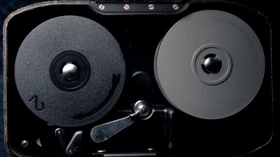 老式老式模拟8毫米经典电影摄影机的内部工作机制可用的音频