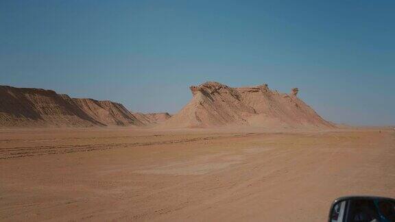 公路游客探索荒芜的撒哈拉沙漠欣赏沙丘
