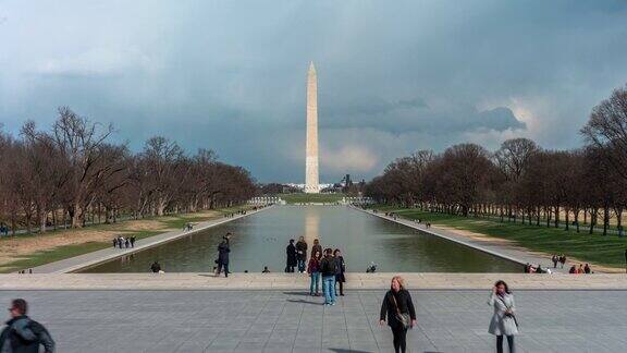 4K时间推移的华盛顿纪念碑是一个方尖碑在国家广场反射池和游客在华盛顿特区美国建筑和吸引力