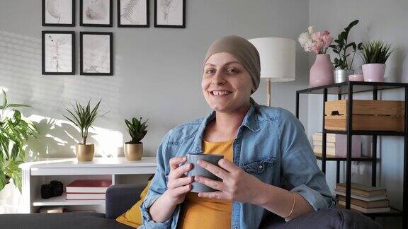 远处的癌症患者戴着头巾