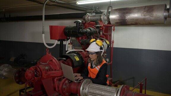 亚洲专业工程师检查泵系统油管