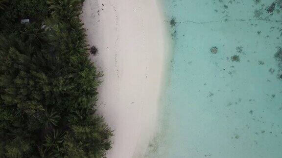 库克群岛拉罗汤加碧水的穆里泻湖鸟瞰图