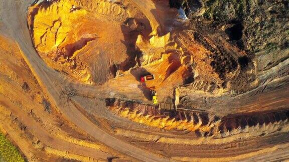 从上面的页岩开采鸟瞰图露天矿重工业是一个排放源