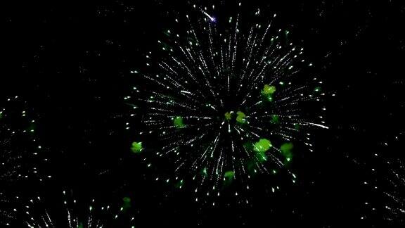 五颜六色的烟花在夜空中爆炸色彩鲜艳的庆典和活动