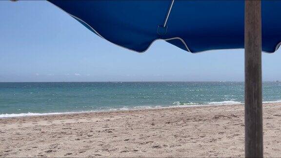 佛罗里达南部海滨度假胜地的沙滩伞迎风飘扬